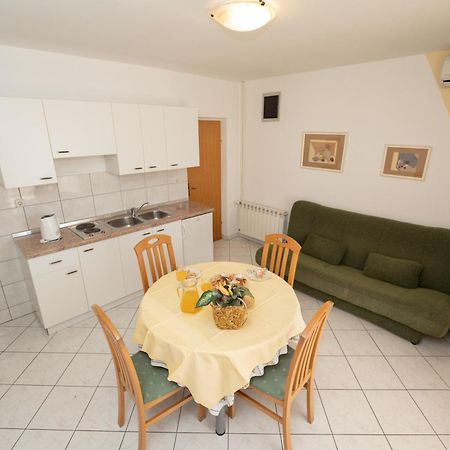 Apartments Biserka Novalja Exterior photo